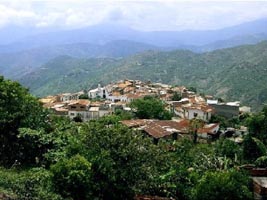 Südamerika, Bolivien: Reise in ein unentdecktes Land - Kleines Dorf inmitten der grünen Bergkulisse