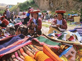 Südamerika, Peru: Weg der Sonne - Indiomarkt von Chinchero 